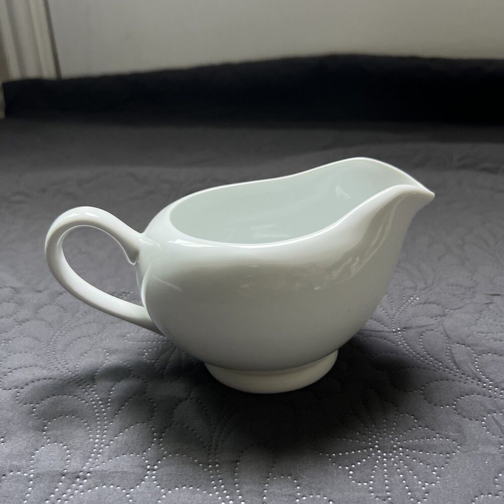 VTG Unbranded White Porcelain Gravy Boat Serverware Holiday Dinner Home Kitchen